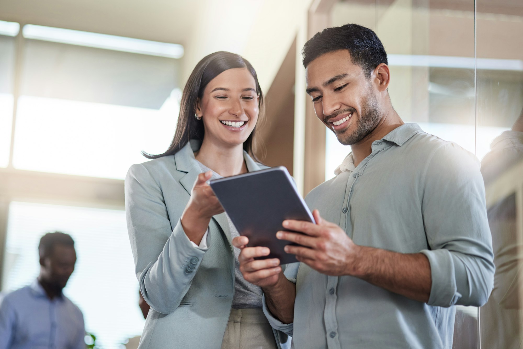 Homem e Mulher sorrindo - Agência Criativa - Marketing e Audiovisual